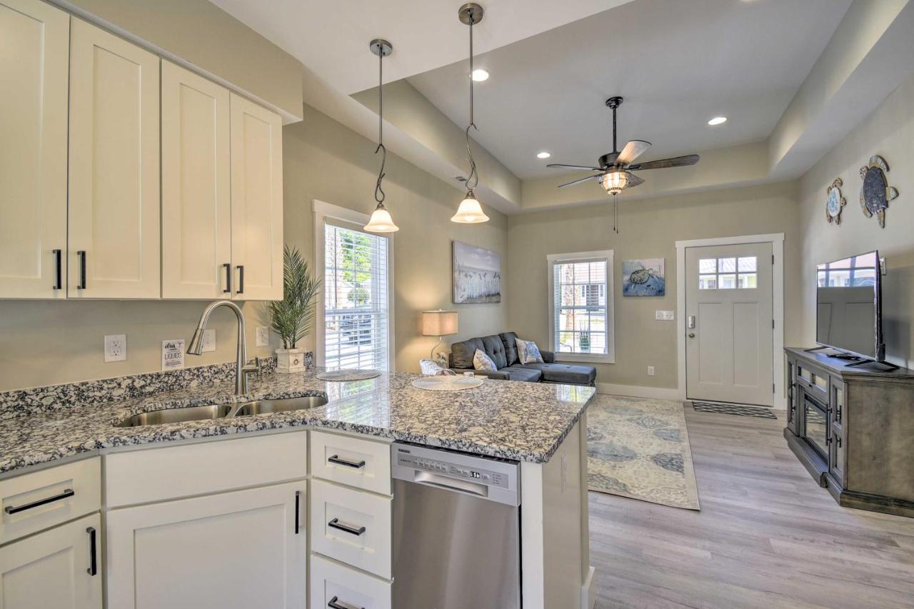 Ocean Isle Beach Home With Shared Lanai And Grill Екстериор снимка
