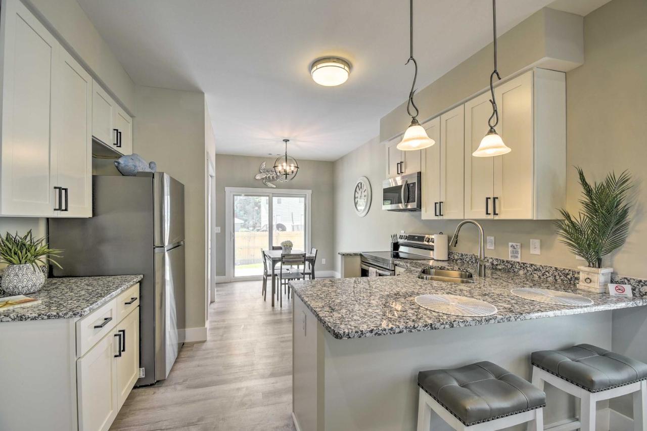 Ocean Isle Beach Home With Shared Lanai And Grill Екстериор снимка
