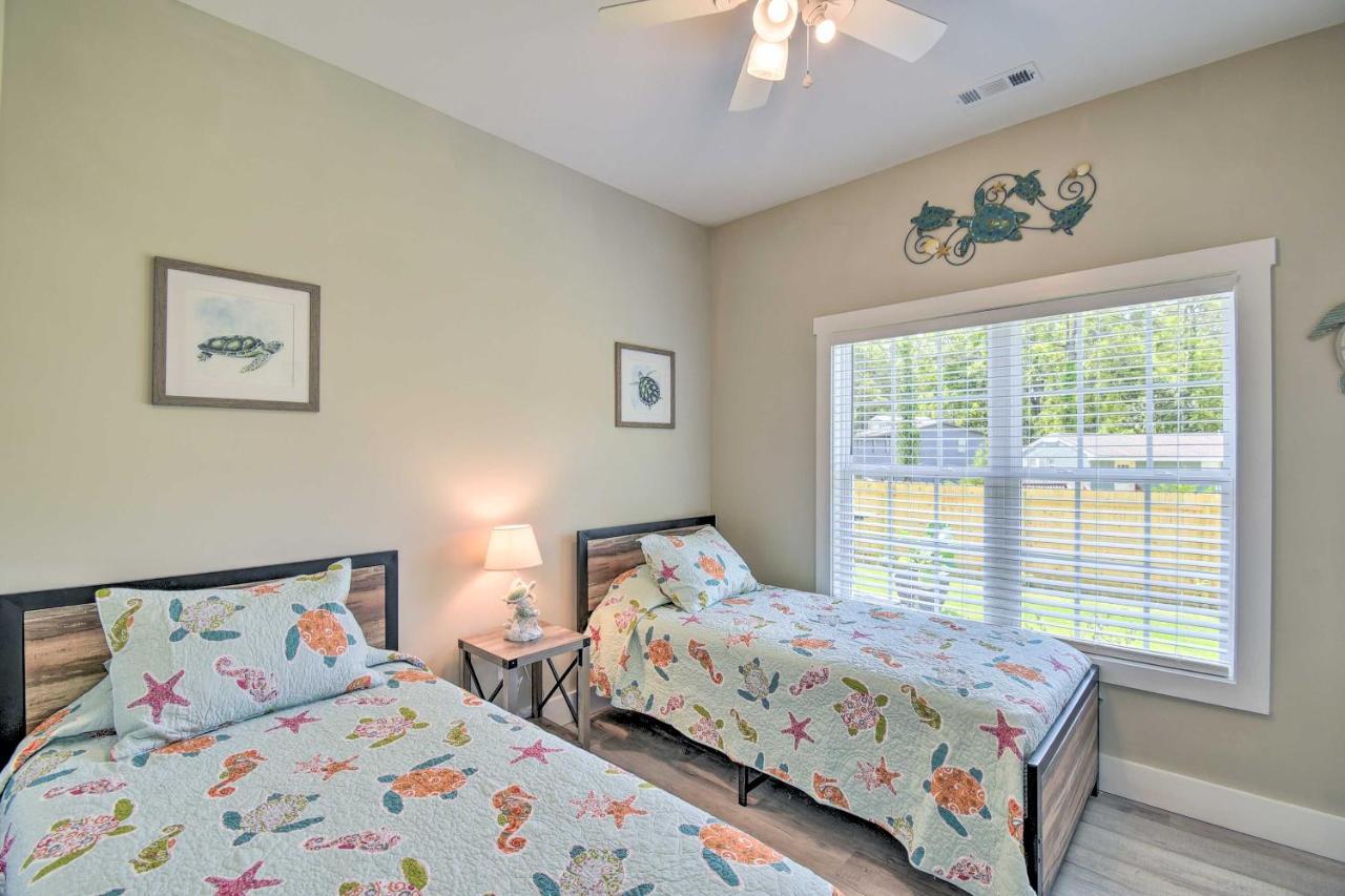 Ocean Isle Beach Home With Shared Lanai And Grill Екстериор снимка