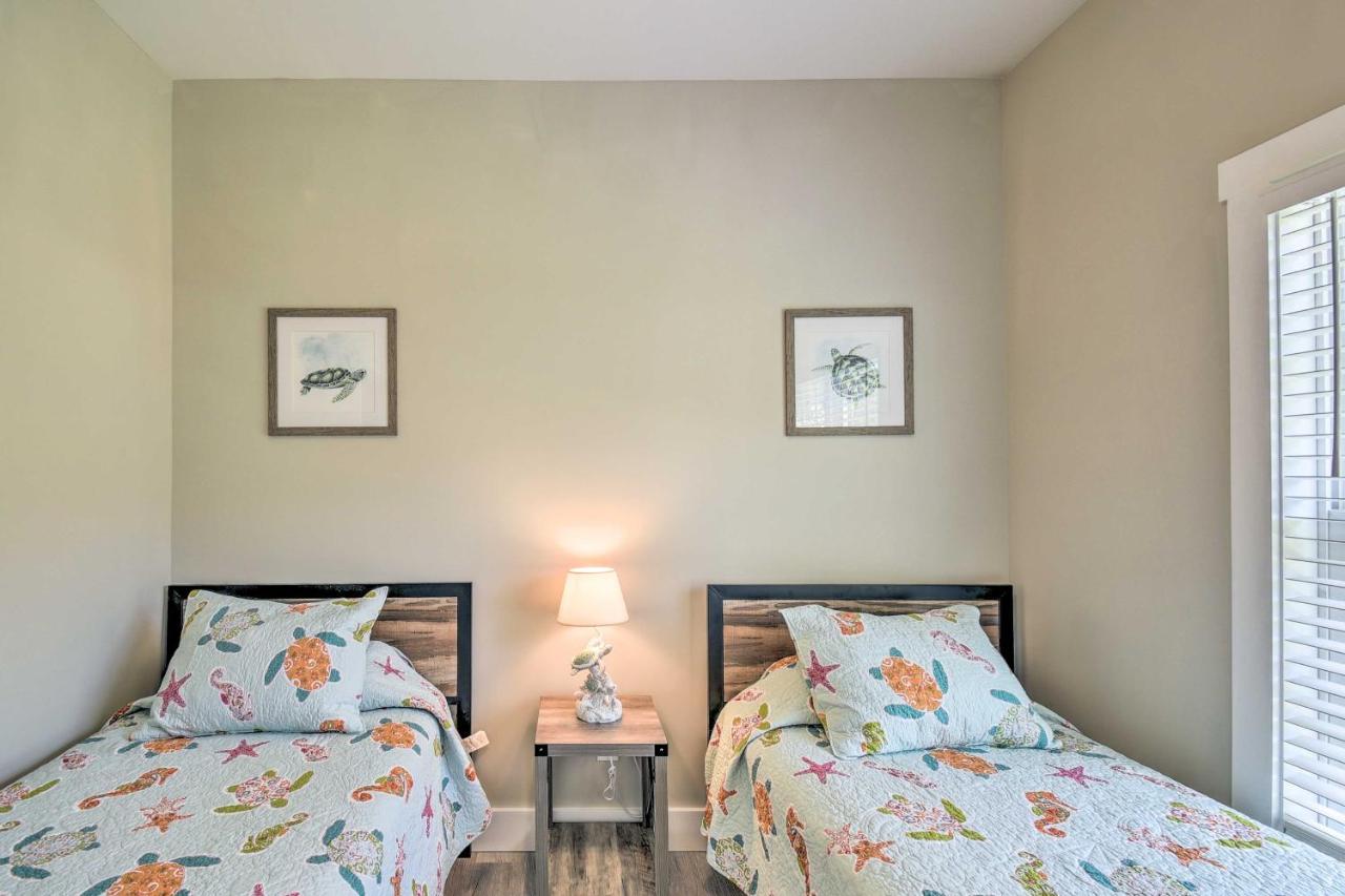 Ocean Isle Beach Home With Shared Lanai And Grill Екстериор снимка